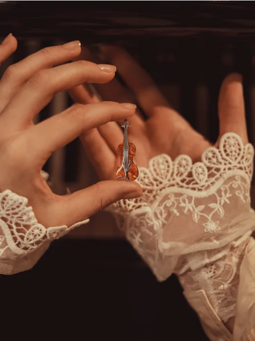 DARVIN JEWELRY Серебряная брошь с натуральным янтарем скрипка, серебристый, фото 2