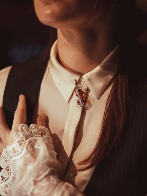 DARVIN JEWELRY Серебряная брошь с натуральным янтарем скрипка, серебристый, фото 3
