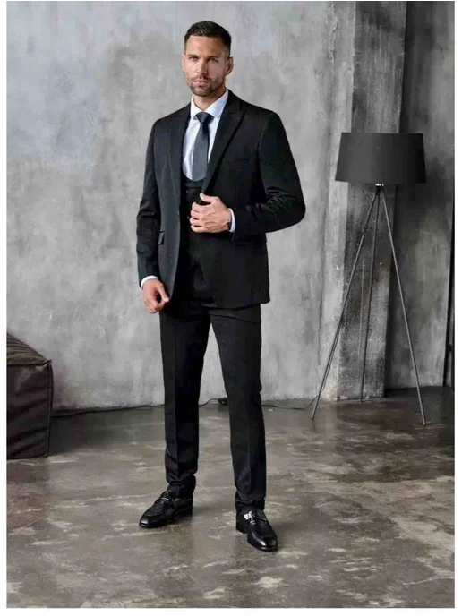 элегантный мужчина в костюме-тройке на светском рауте